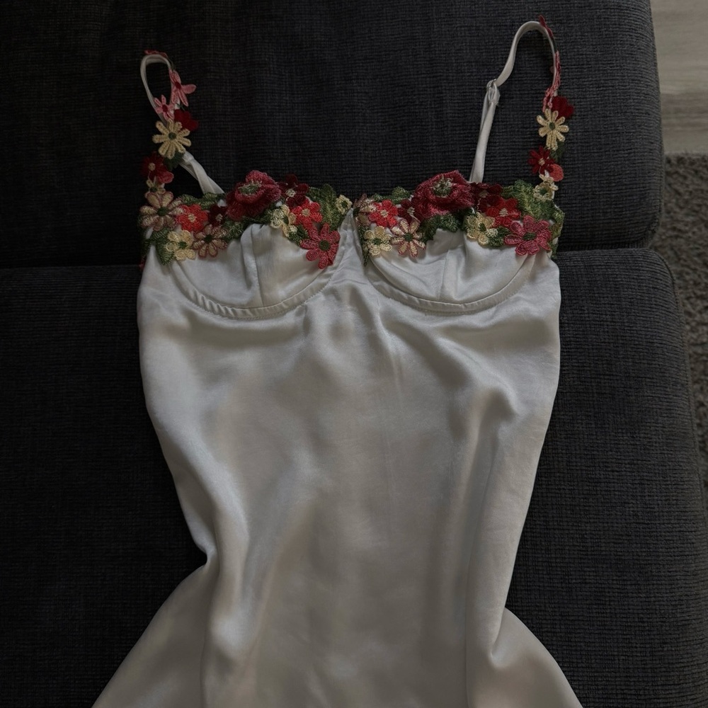 PRINCESS POLLY 💌 Floral Embroidered White
Slip Dress